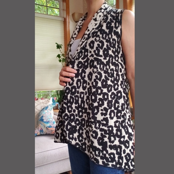 Tan & Black Sleeveless Sweater Jacket - Picture 4 of 6